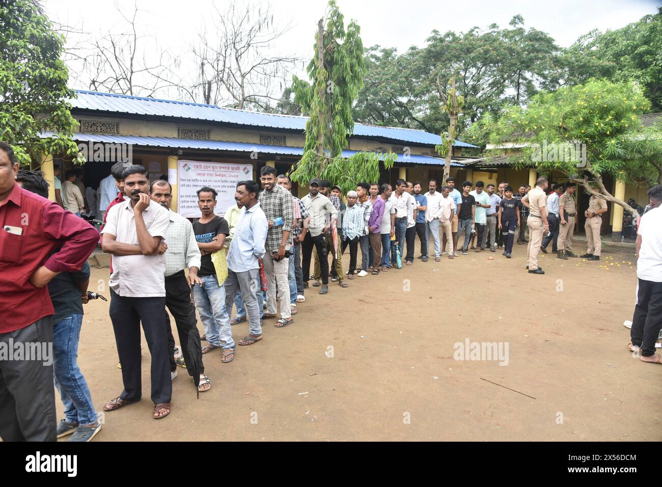 Guwahati, Assam, India. 7 maggio 2024. GUWAHATI, INDIA-MAGGIO 07: Gli elettori fanno la fila per votare in un posto elettorale durante la terza fase delle elezioni generali in India, a Guwahati, India, il 7 maggio 2024. (Credit Image: © Hafiz Ahmed/ZUMA Press Wire) SOLO PER USO EDITORIALE! Non per USO commerciale! Foto Stock