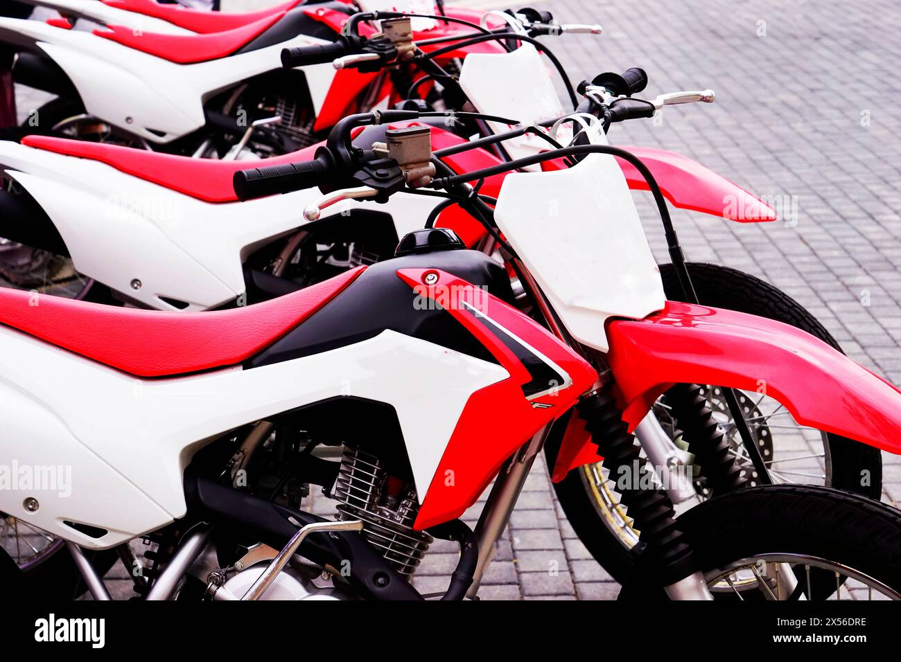 moto da corsa rosse e bianche nel parcheggio del parco Foto Stock