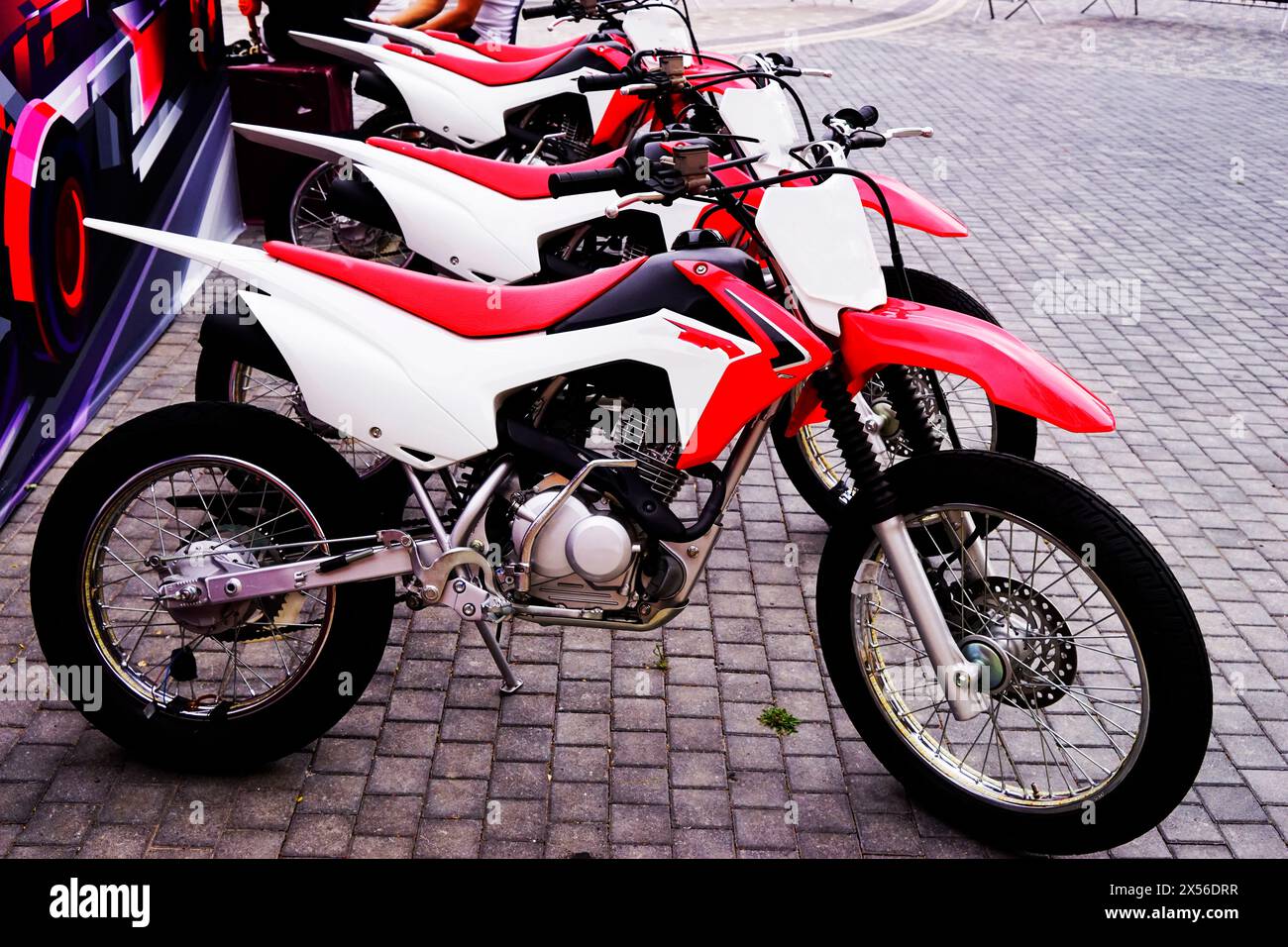 moto da corsa rosse e bianche nel parcheggio del parco Foto Stock