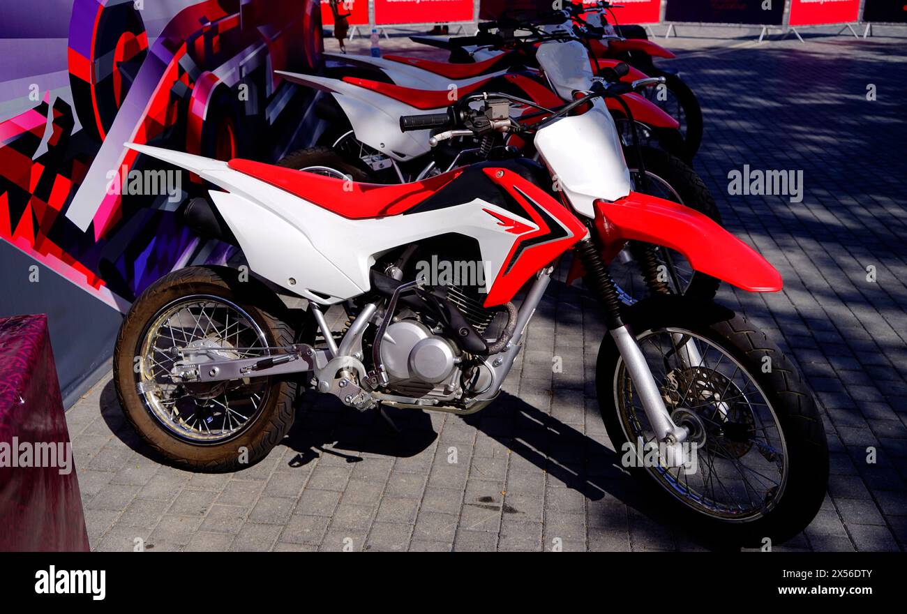 moto da corsa rosse e bianche nel parcheggio del parco Foto Stock