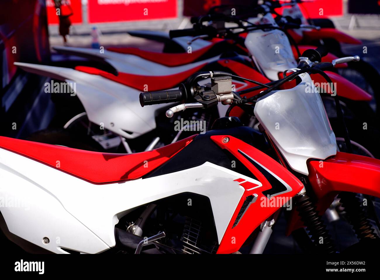 moto da corsa rosse e bianche nel parcheggio del parco Foto Stock