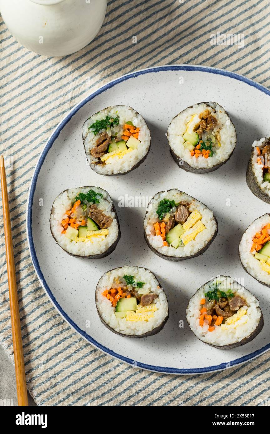 Involtini di kimbap coreani fatti in casa con uova di manzo e verdure Foto Stock