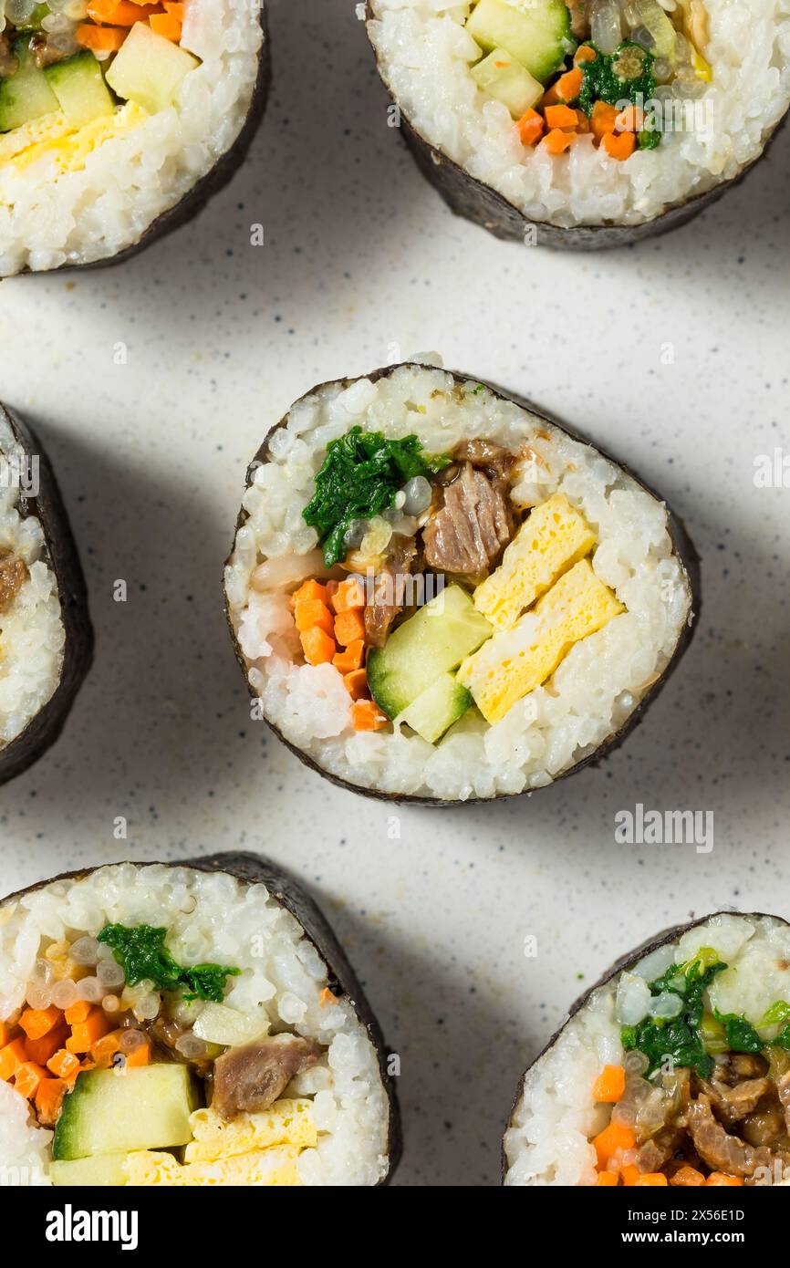 Involtini di kimbap coreani fatti in casa con uova di manzo e verdure Foto Stock