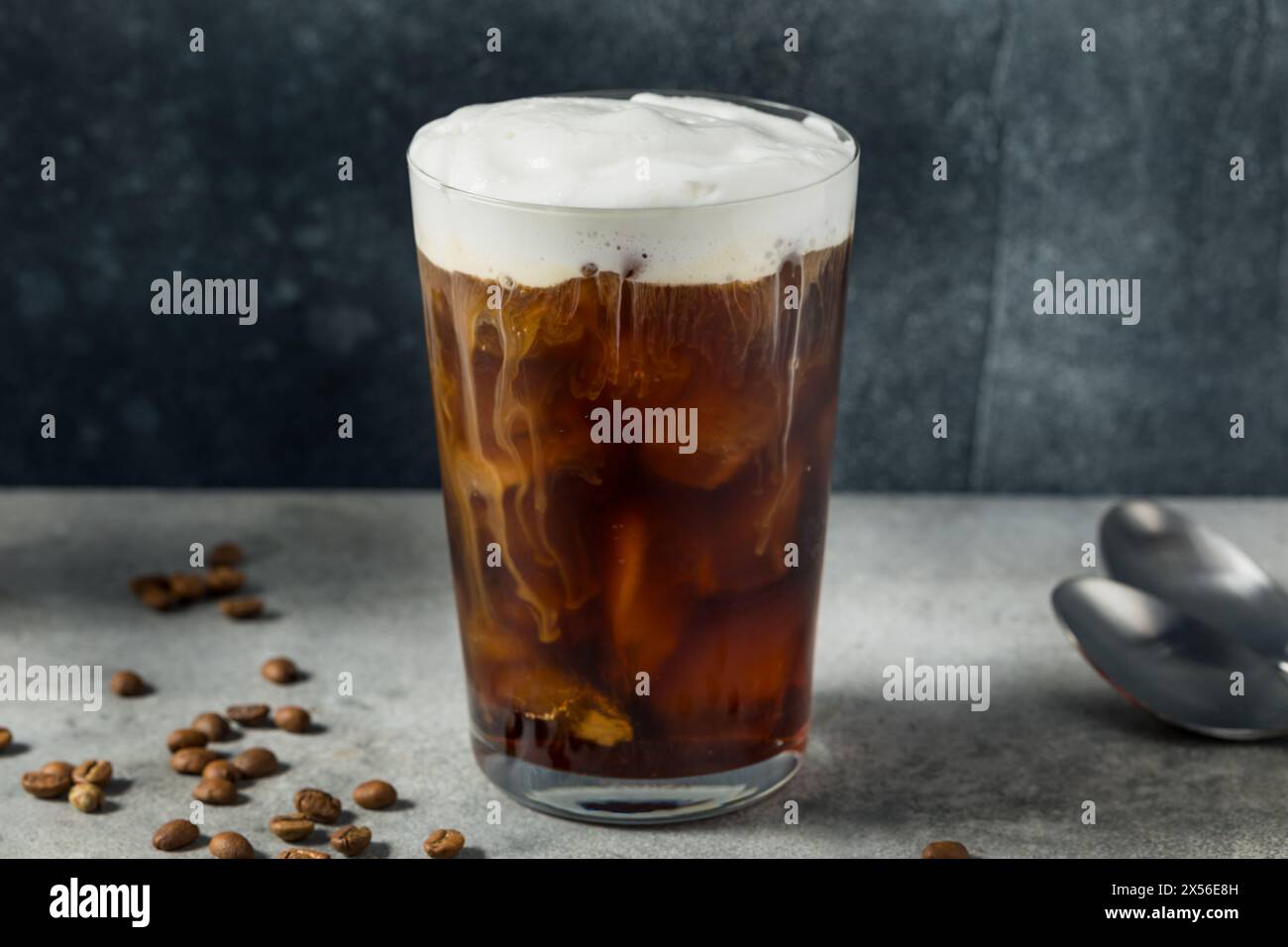 Rinfrescante Cold Foam Cold Brew Coffee with Ice Foto Stock
