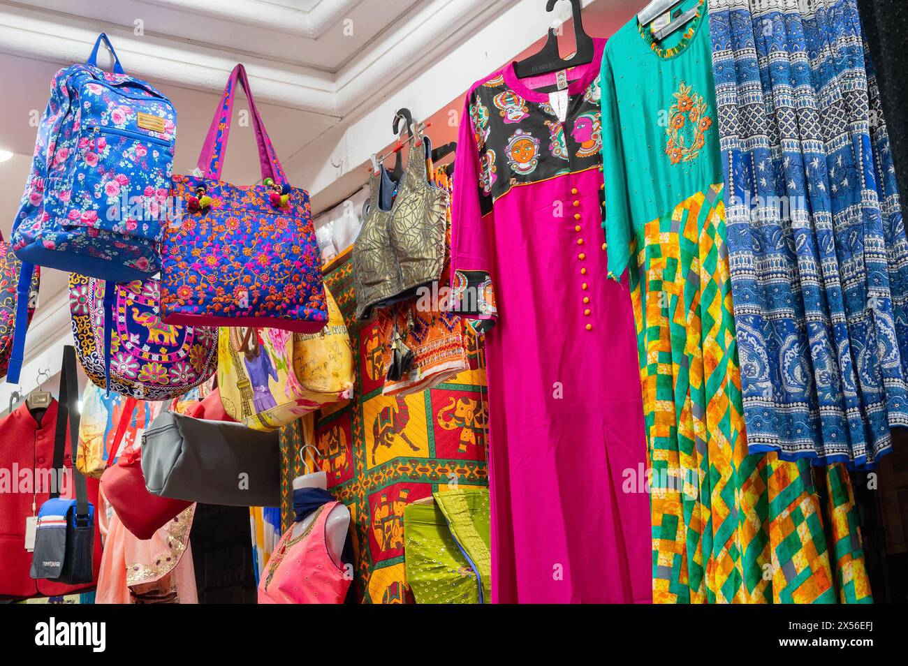 Jodhpur, Rajasthan, India- 15.10.2019 : abiti da donna Rajasthani e borse da donna colorate sono esposti in vendita al famoso mercato Sardar. Foto Stock