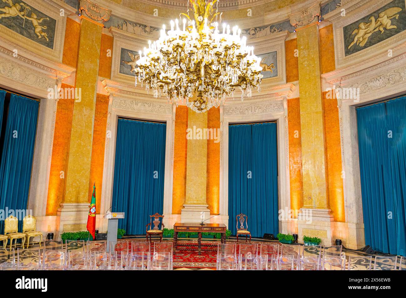 Sala nobiliare del Palazzo Nazionale degli aiuti preparata a ricevere il presidente della repubblica con gli ornamenti di un podio presidenziale, poltrona e. Foto Stock