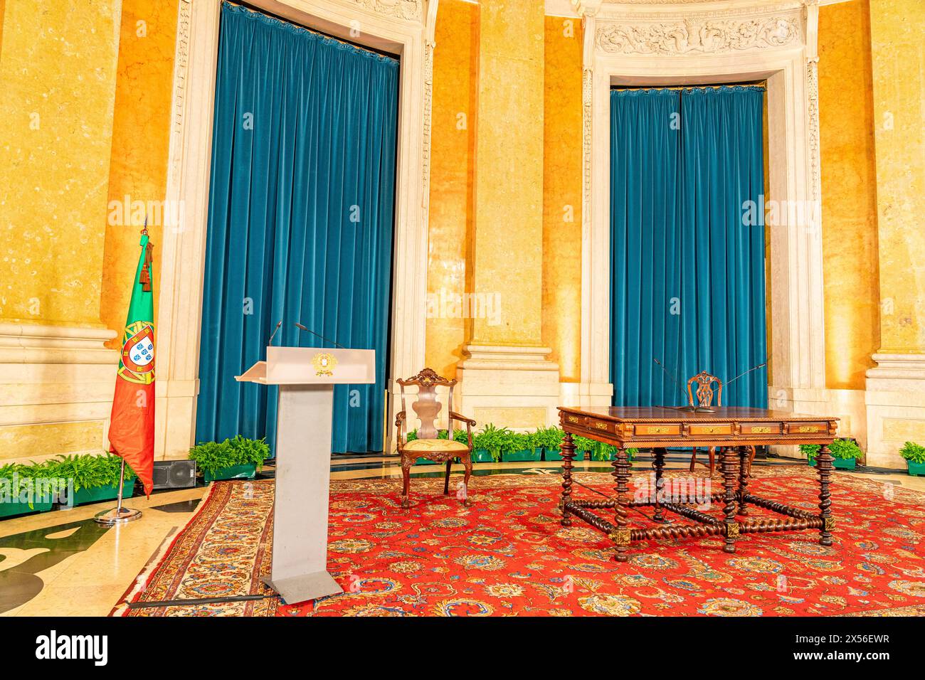 Sala nobiliare del Palazzo Nazionale degli aiuti preparata a ricevere il presidente della repubblica con gli ornamenti di un podio presidenziale, poltrona e. Foto Stock
