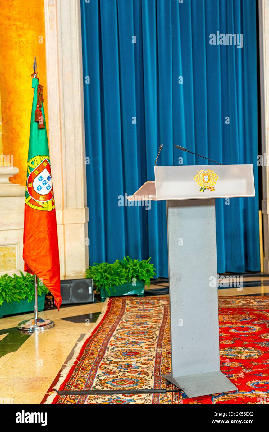Sala nobiliare del Palazzo Nazionale degli aiuti preparata a ricevere il presidente della repubblica con gli ornamenti di un podio presidenziale, poltrona e. Foto Stock