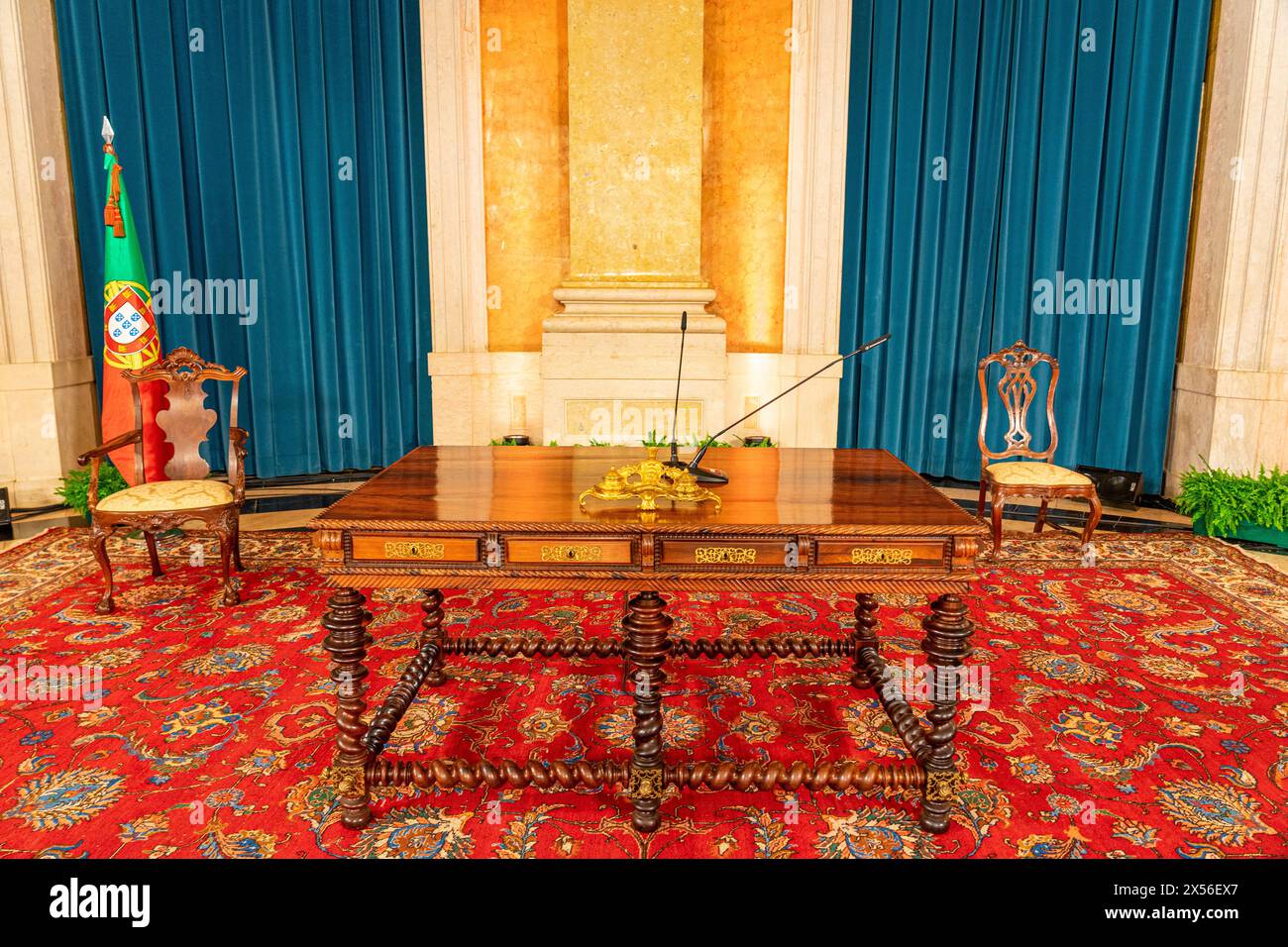 Sala nobiliare del Palazzo Nazionale degli aiuti preparata a ricevere il presidente della repubblica con gli ornamenti di un podio presidenziale, poltrona e. Foto Stock