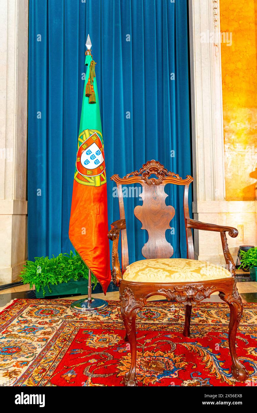 Sala nobiliare del Palazzo Nazionale degli aiuti preparata a ricevere il presidente della repubblica con gli ornamenti di un podio presidenziale, poltrona e. Foto Stock