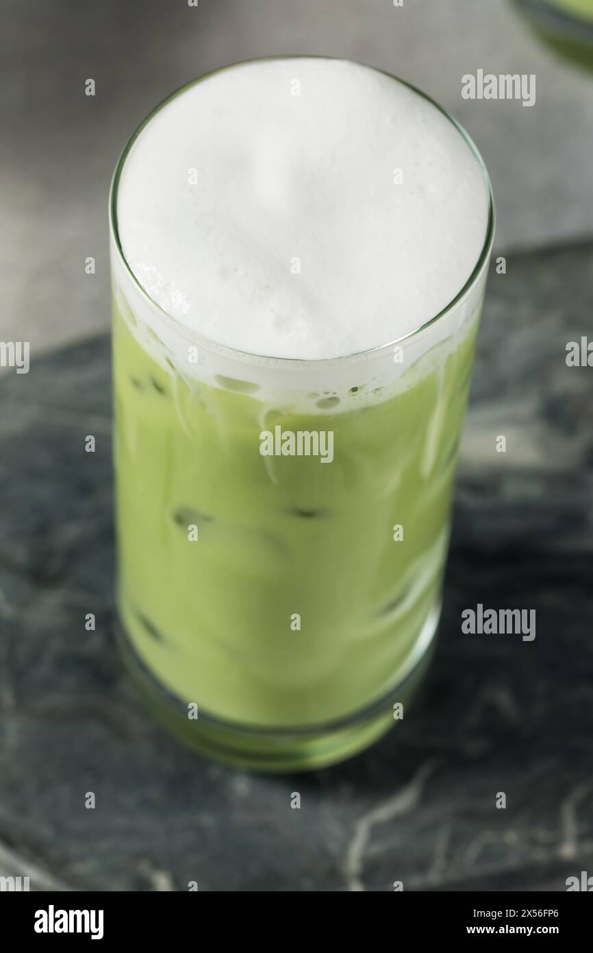Rinfrescante latte Matcha freddo in schiuma con ghiaccio Foto Stock