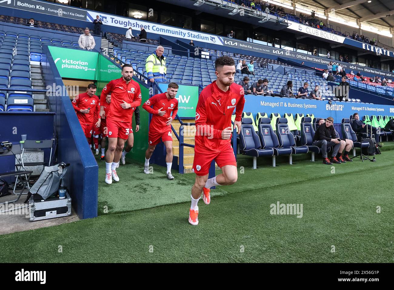 Jordan Williams di Barnsley porta la sua squadra al riscaldamento durante i play-off della Sky Bet League 1 partita di andata e ritorno in semifinale Bolton Wanderers vs Barnsley al Toughsheet Community Stadium, Bolton, Regno Unito, 7 maggio 2024 (foto di Mark Cosgrove/News Images) Foto Stock