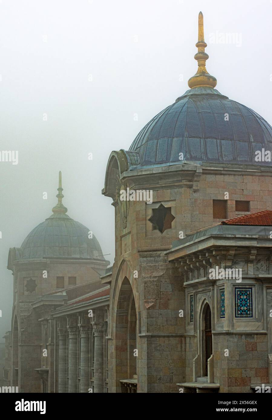 Edificio dell'ufficio postale centrale la mattina presto di Foggy, Istanbul, Turchia Foto Stock