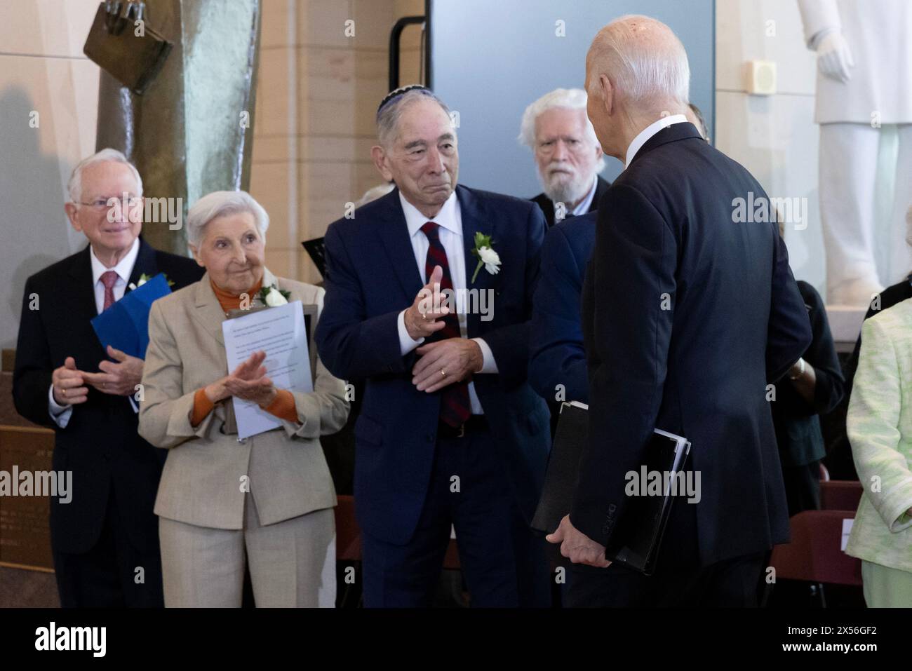 Washington, Stati Uniti. 7 maggio 2024. Il presidente Joe Biden (R) saluta i sopravvissuti e le famiglie dell'Olocausto alla cerimonia annuale dei giorni della memoria presso il Campidoglio degli Stati Uniti a Washington DC martedì 7 maggio 2024. Foto di Michael Reynolds/UPI credito: UPI/Alamy Live News Foto Stock