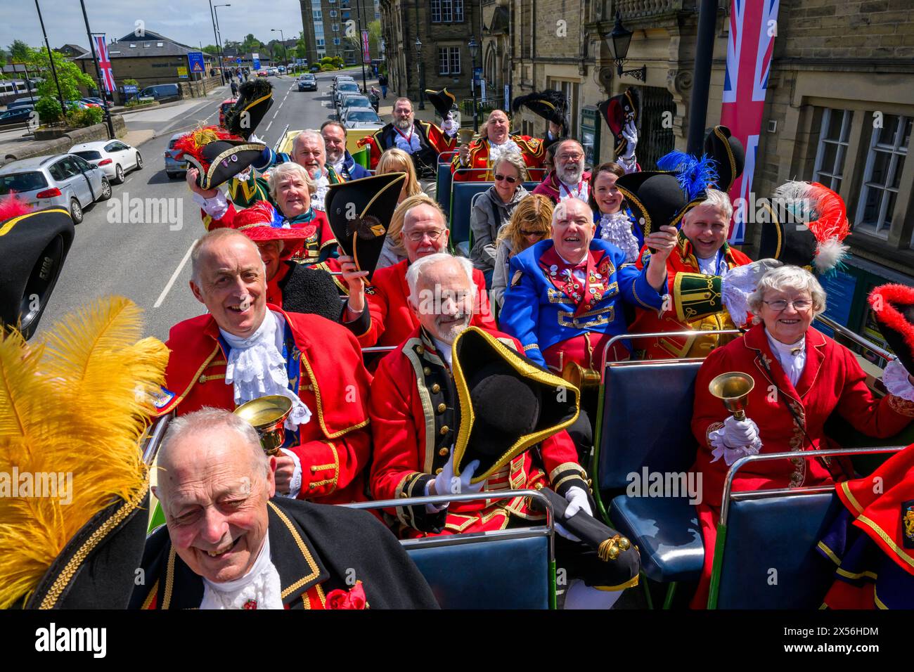 Il sorriso della città (fattorini e cameriere con uniformi colorate e intrecciate) seduti sul ponte degli autobus scoperto - Ilkley, West Yorkshire, Inghilterra, Regno Unito. Foto Stock