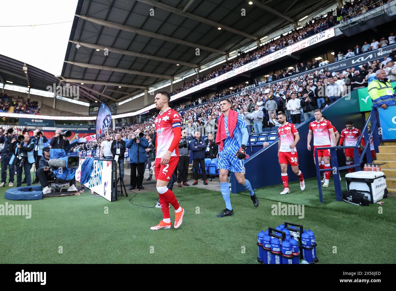 Jordan Williams di Barnsley esce dai suoi compagni di squadra durante la partita di andata e ritorno della Sky Bet League 1 in semifinale Bolton Wanderers vs Barnsley al Toughsheet Community Stadium, Bolton, Regno Unito, 7 maggio 2024 (foto di Mark Cosgrove/News Images) Foto Stock