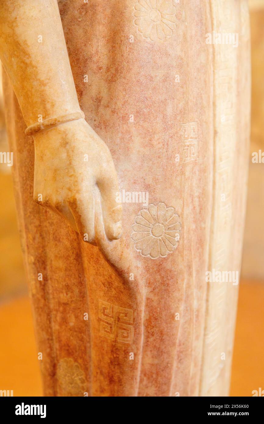 Statua in marmo di una kore (fanciulla), trovata a Merenda, Attica 550-540 a.C. Museo Archeologico Nazionale, Atene, Grecia. Foto Stock