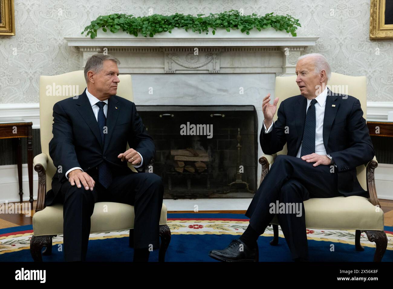 Washington, Stati Uniti. 7 maggio 2024. Il Presidente Joe Biden (R) ascolta il discorso del Presidente della Romania Klaus Iohannis durante la riunione tenutasi martedì 7 maggio 2024 presso l'Ufficio ovale della Casa Bianca a Washington DC. Foto di Michael Reynolds/UPI credito: UPI/Alamy Live News Foto Stock
