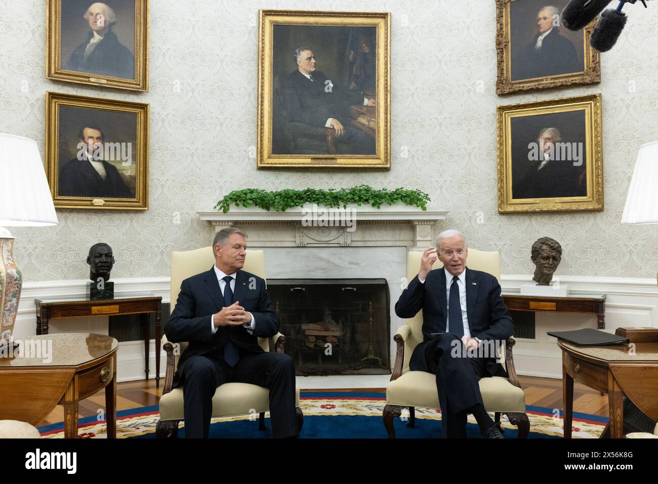 Washington, Stati Uniti. 7 maggio 2024. Il Presidente Joe Biden (R) ascolta il discorso del Presidente della Romania Klaus Iohannis durante la riunione tenutasi martedì 7 maggio 2024 presso l'Ufficio ovale della Casa Bianca a Washington DC. Foto di Michael Reynolds/UPI credito: UPI/Alamy Live News Foto Stock