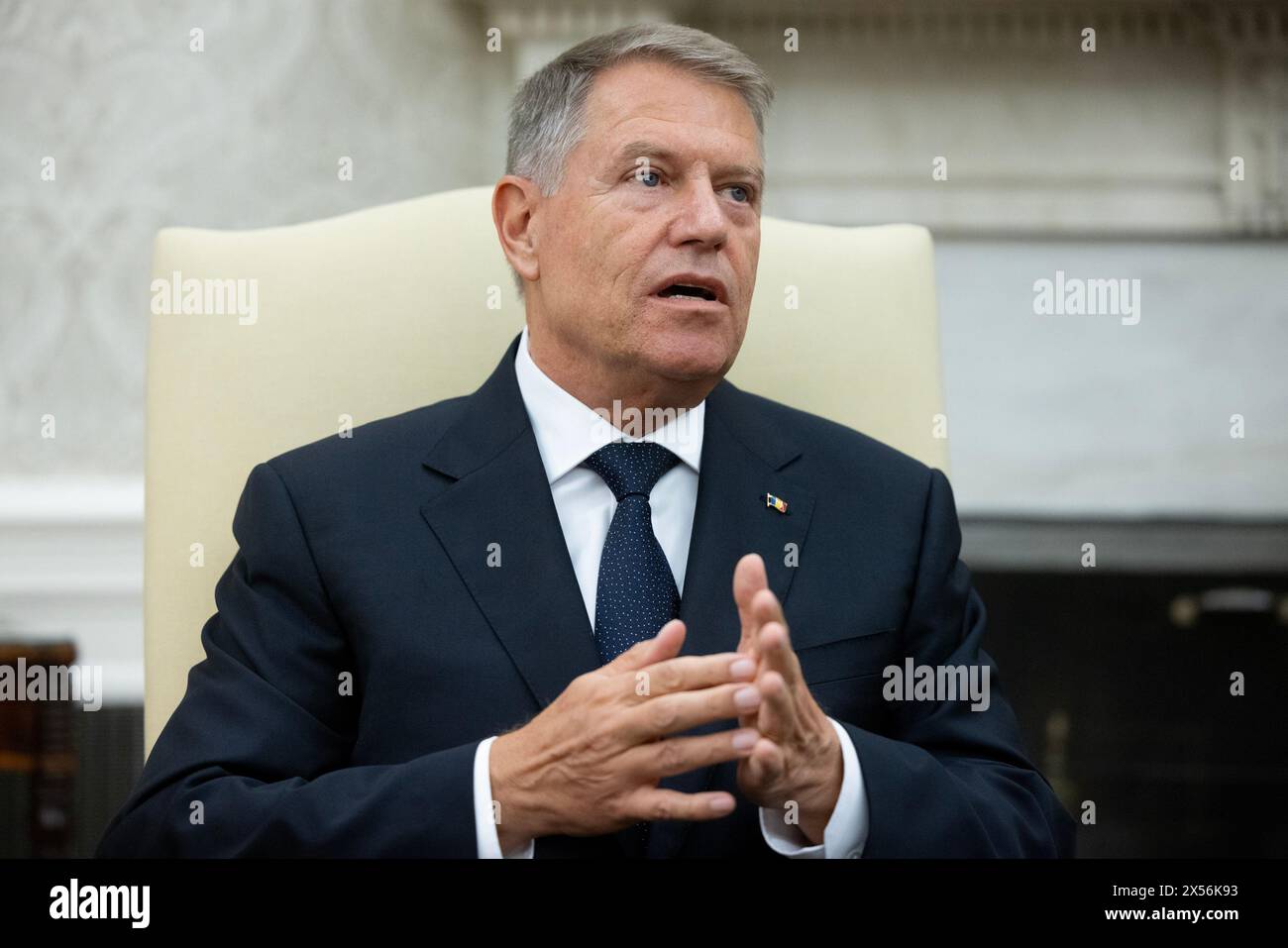 Washington, Stati Uniti. 7 maggio 2024. Il presidente della Romania Klaus Iohannis incontra il presidente Joe Biden nell'ufficio ovale della Casa Bianca a Washington DC martedì 7 maggio 2024. Foto di Michael Reynolds/UPI credito: UPI/Alamy Live News Foto Stock