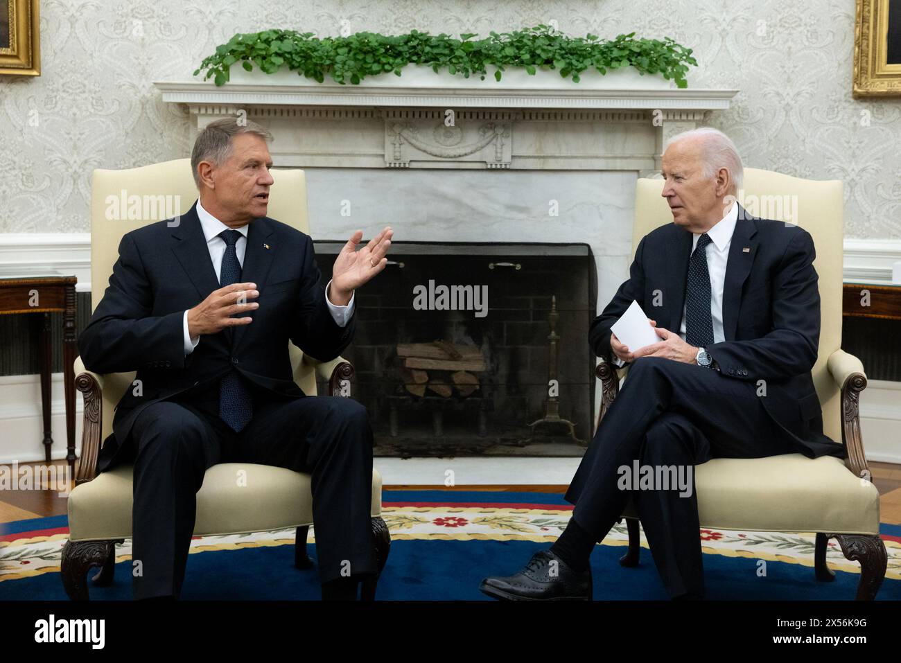 Washington, Stati Uniti. 7 maggio 2024. Il Presidente Joe Biden (R) ascolta il discorso del Presidente della Romania Klaus Iohannis durante la riunione tenutasi martedì 7 maggio 2024 presso l'Ufficio ovale della Casa Bianca a Washington DC. Foto di Michael Reynolds/UPI credito: UPI/Alamy Live News Foto Stock