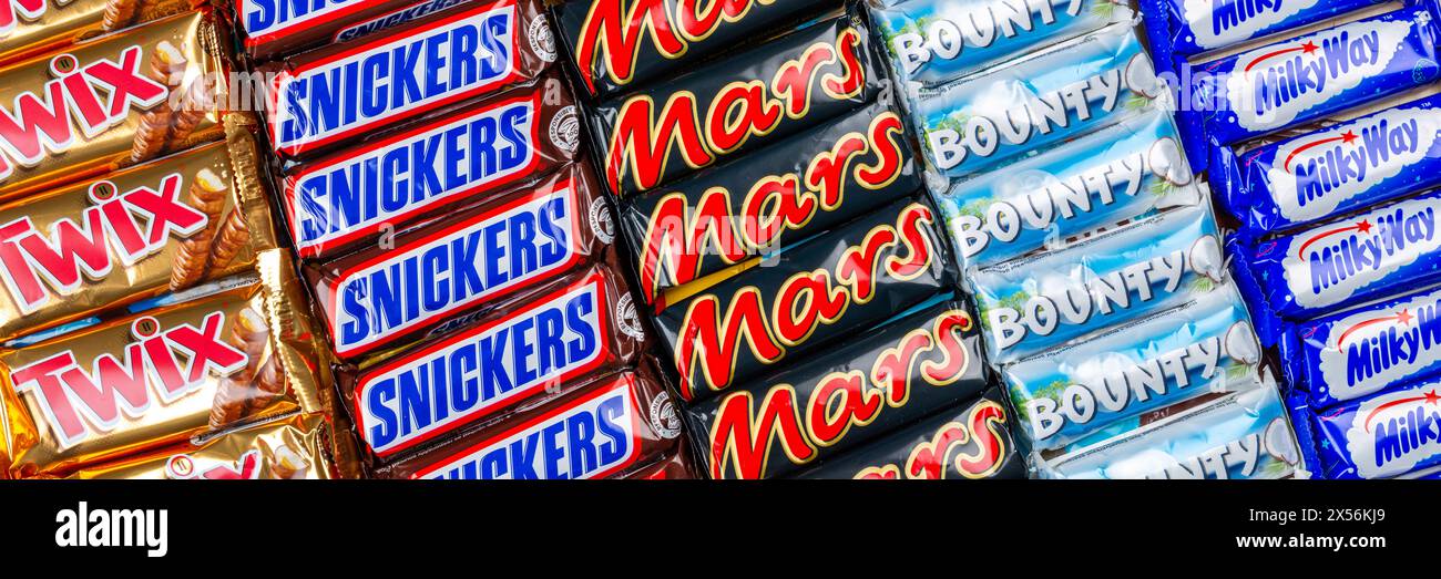 Stoccarda, Germania - 7 novembre 2023: Mars ha incorporato prodotti come Snickers Chocolate Bars, Twix, Milky Way e Bounty Bars come sfondo Panor Foto Stock