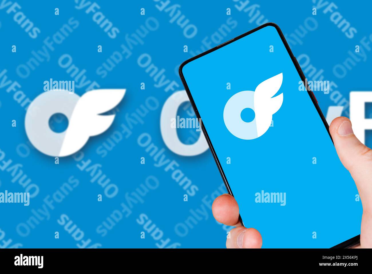 Stoccarda, Germania - 1° maggio 2024: Logo OnlyFans App Social Media su smartphone e computer a Stoccarda, Germania. Foto Stock