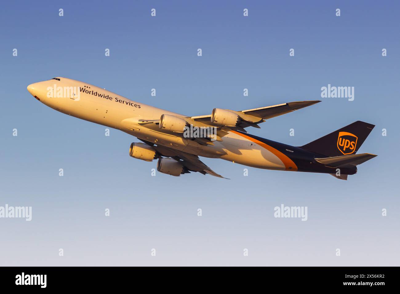 Dubai, Emirati Arabi Uniti - 17 febbraio 2024: Un Boeing 747-8F di UPS United Parcel Service con numero di registrazione N632UP presso l'aeroporto Foto Stock