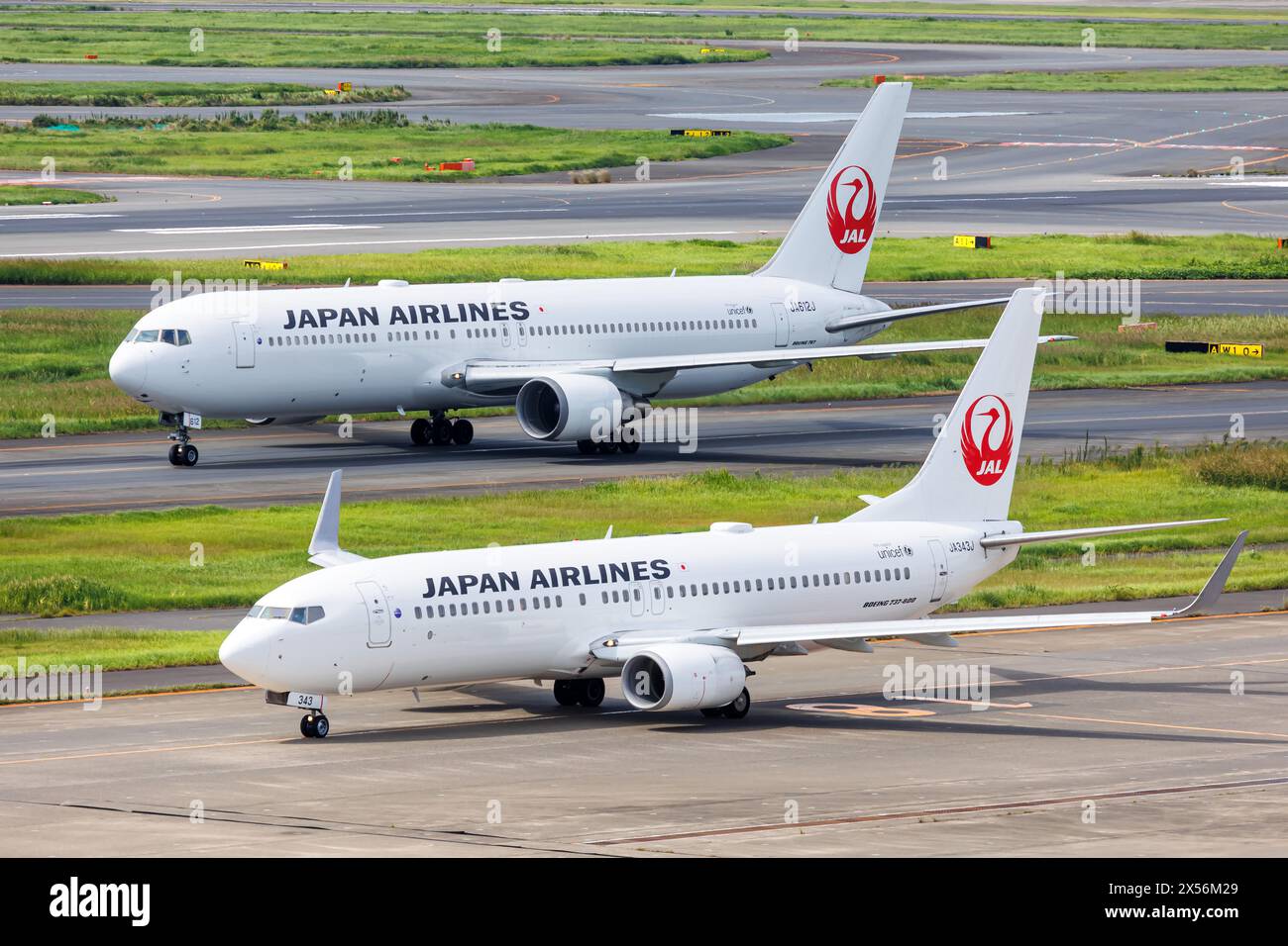 Tokyo, Giappone - 25 settembre 2023: Aeromobili Boeing 737-800 e Boeing 767-300ER di Japan Airlines JAL presso l'aeroporto Haneda di Tokyo (HND) in Giappone. Foto Stock