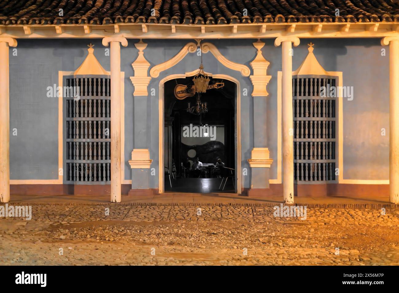 252 facciata della Casa de la trova House al crepuscolo, un luogo per preservare la musica popolare cubana grazie alla programmazione di musicisti locali. Trinidad-Cuba. Foto Stock