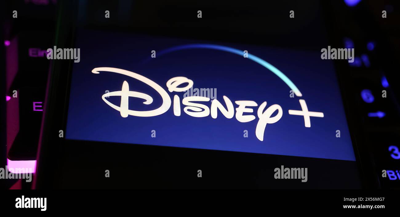 Viersen, Germania - 1° maggio. 2024: Primo piano dello smartphone con logo del canale del servizio di streaming Disney Plus sulla tastiera del computer Foto Stock