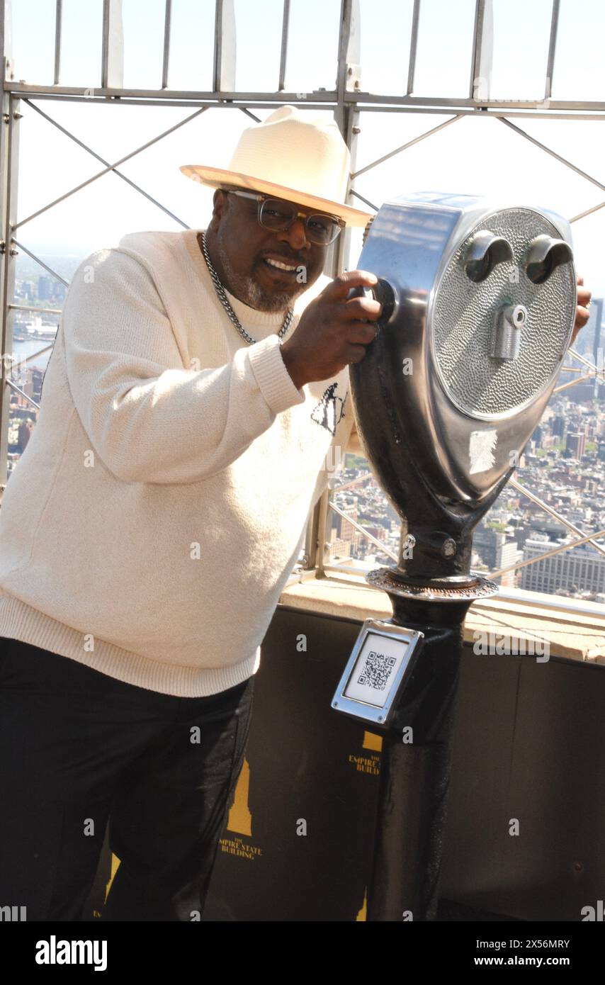 New York, New York, Stati Uniti. 7 maggio 2024. Cedric the Entertainer visita l'Empire State Building per celebrare l'episodio finale della sesta stagione di The Neighborhood della CBS il 7 maggio 2024 a New York City. Crediti: Mpi099/Media Punch/Alamy Live News Foto Stock