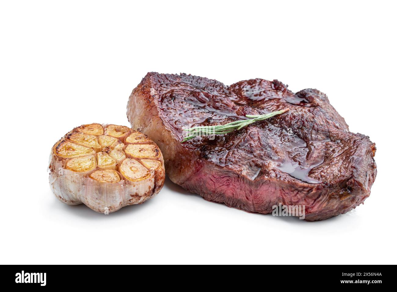 Bistecca di manzo fritta con erbe isolate su bianco Foto Stock