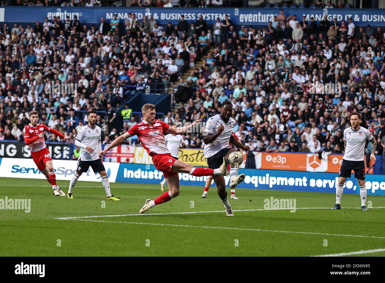 Ricardo Santos di Bolton Wanderers mette la palla in un angolo mentre Sam Cosgrove di Barnsley sfida durante i play-off di Sky Bet League 1 semifinale partita di andata e ritorno Bolton Wanderers vs Barnsley al Toughsheet Community Stadium, Bolton, Regno Unito, 7 maggio 2024 (foto di Mark Cosgrove/News Images) Foto Stock