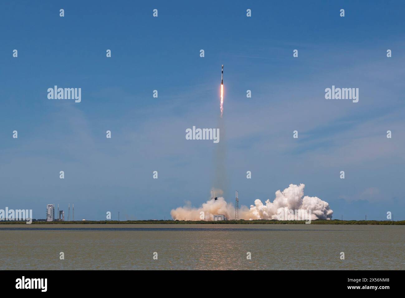 Cape Canaveral, Stati Uniti d'America. 6 maggio 2024. Un razzo Falcon 9 SpaceX che trasporta la missione Starlink 6-57 esplode dal Launch Complex 40 alla Cape Canaveral Space Force Station, il 6 maggio 2024 a Cape Canaveral, Florida. Il razzo trasportò con successo 23 satelliti Internet Starlink verso l'orbita terrestre bassa. Crediti: Joshua conti/US Space Force/Alamy Live News Foto Stock