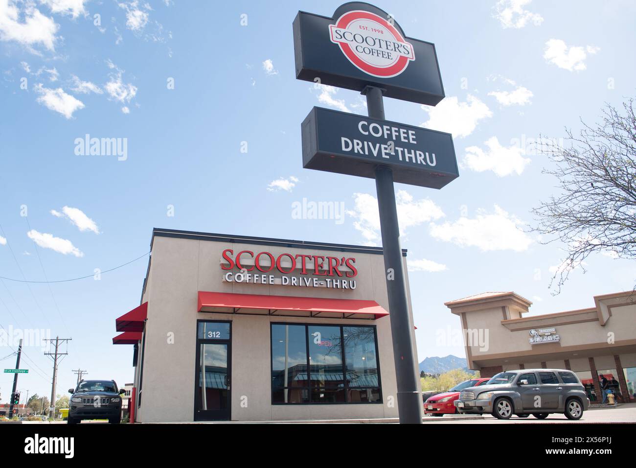 Scooter's Coffee, una piccola catena di caffè locale con posti a sedere limitati e un passaggio in auto. Situato in un piccolo centro commerciale. Foto Stock