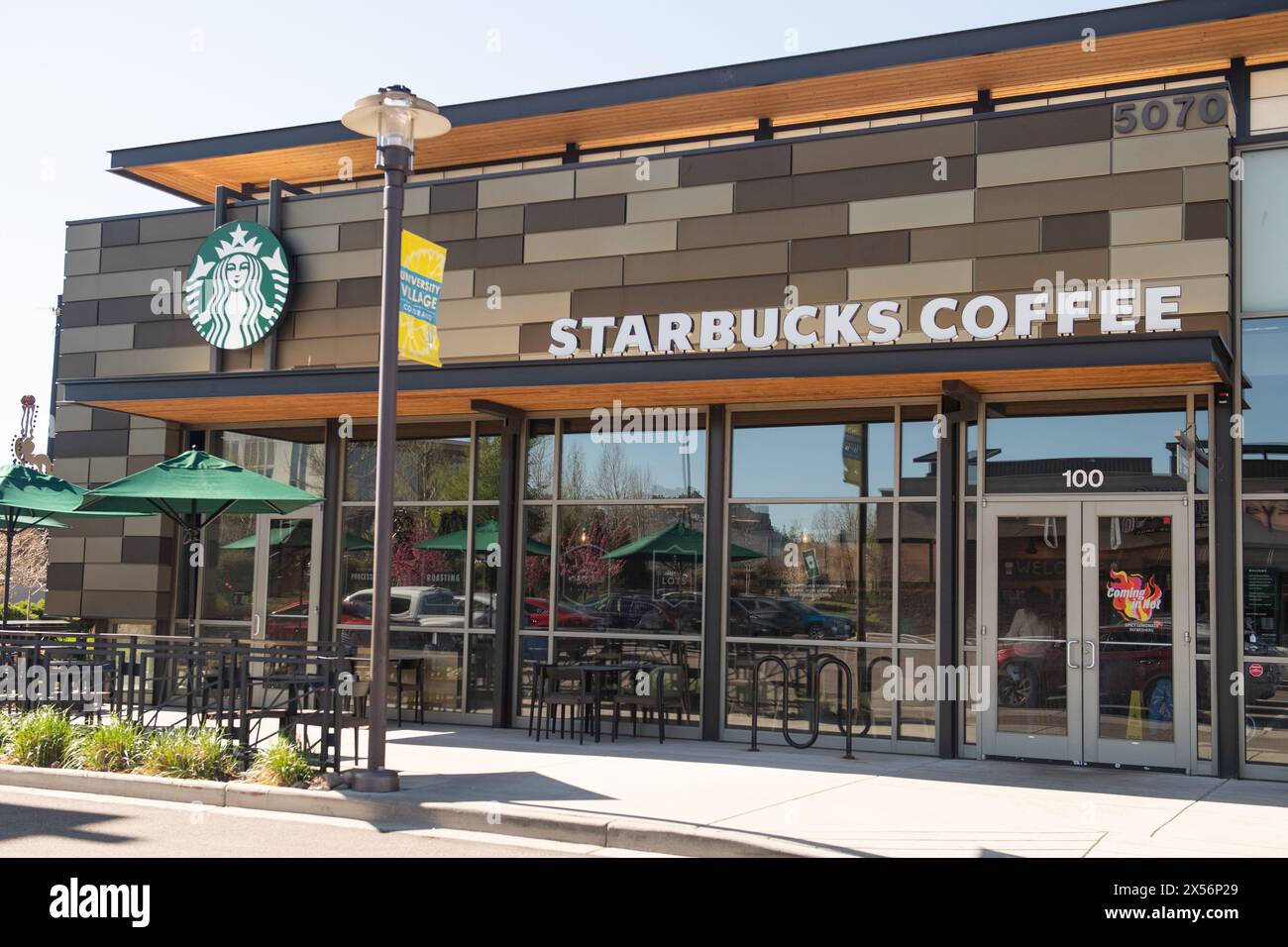 Esterni delle moderne caffetterie Starbucks con finestre drive thru, situate nei centri commerciali. Foto Stock