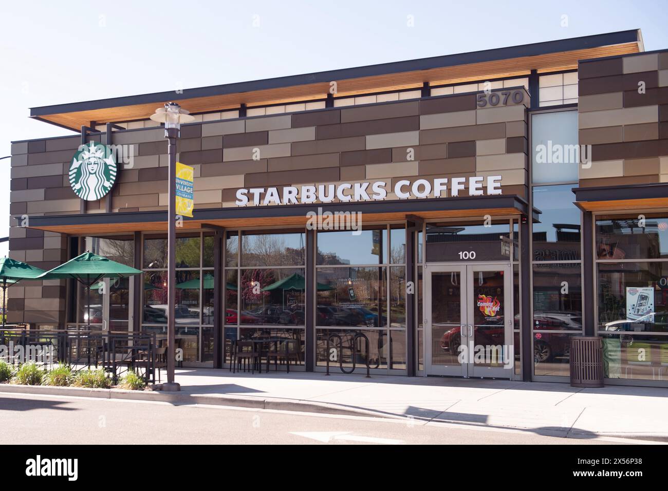 Esterni delle moderne caffetterie Starbucks con finestre drive thru, situate nei centri commerciali. Foto Stock