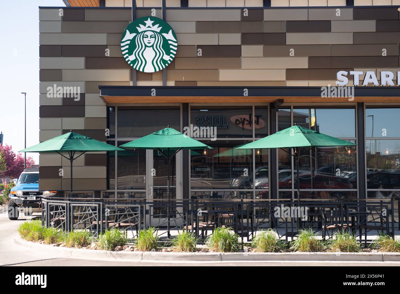 Esterni delle moderne caffetterie Starbucks con finestre drive thru, situate nei centri commerciali. Foto Stock