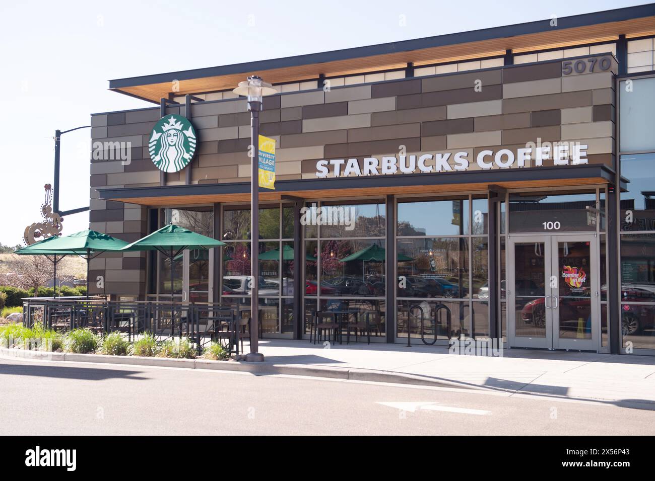 Esterni delle moderne caffetterie Starbucks con finestre drive thru, situate nei centri commerciali. Foto Stock