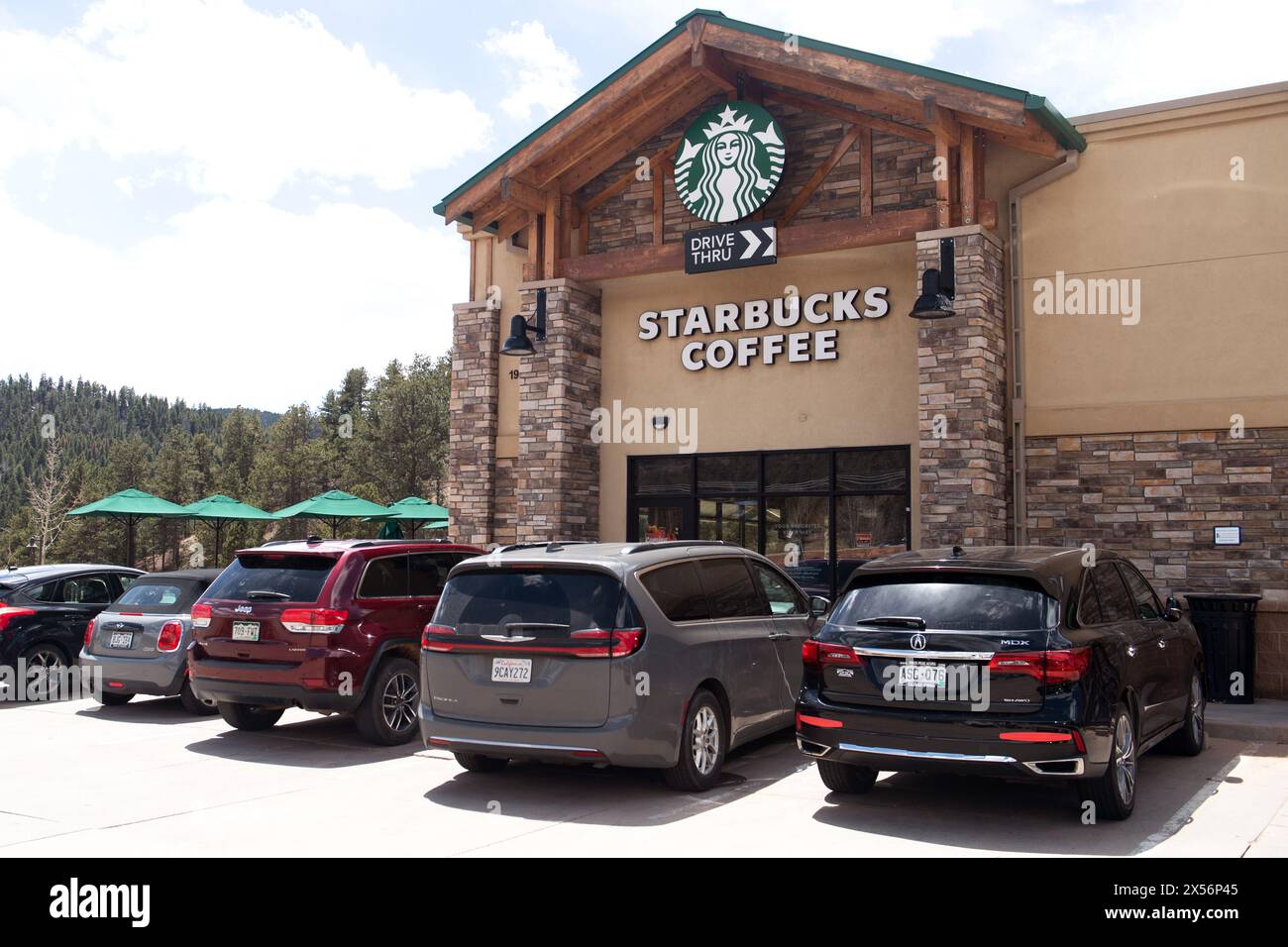 Esterni delle moderne caffetterie Starbucks con finestre drive thru, situate nei centri commerciali. Foto Stock