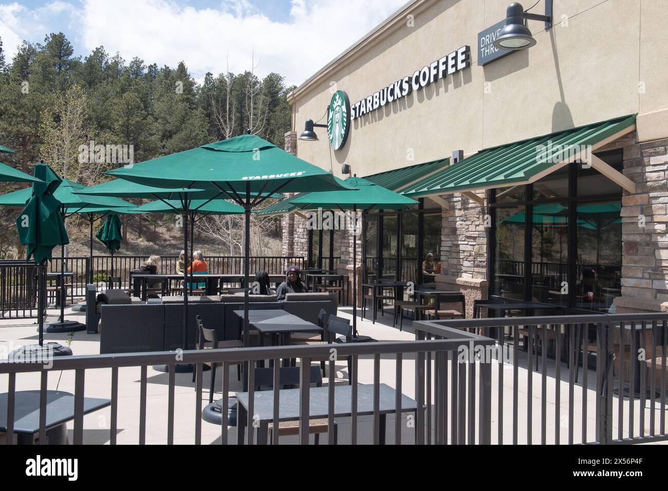 Esterni delle moderne caffetterie Starbucks con finestre drive thru, situate nei centri commerciali. Foto Stock