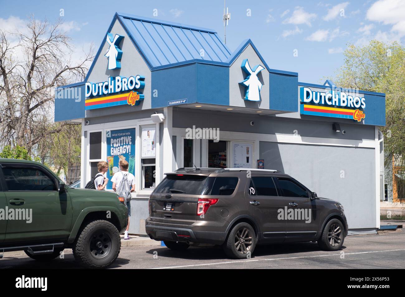 Gli autisti si allineano al locale bar Dutch Bros Drive Thru, una catena di caffetterie in rapida espansione negli Stati Uniti. Foto Stock