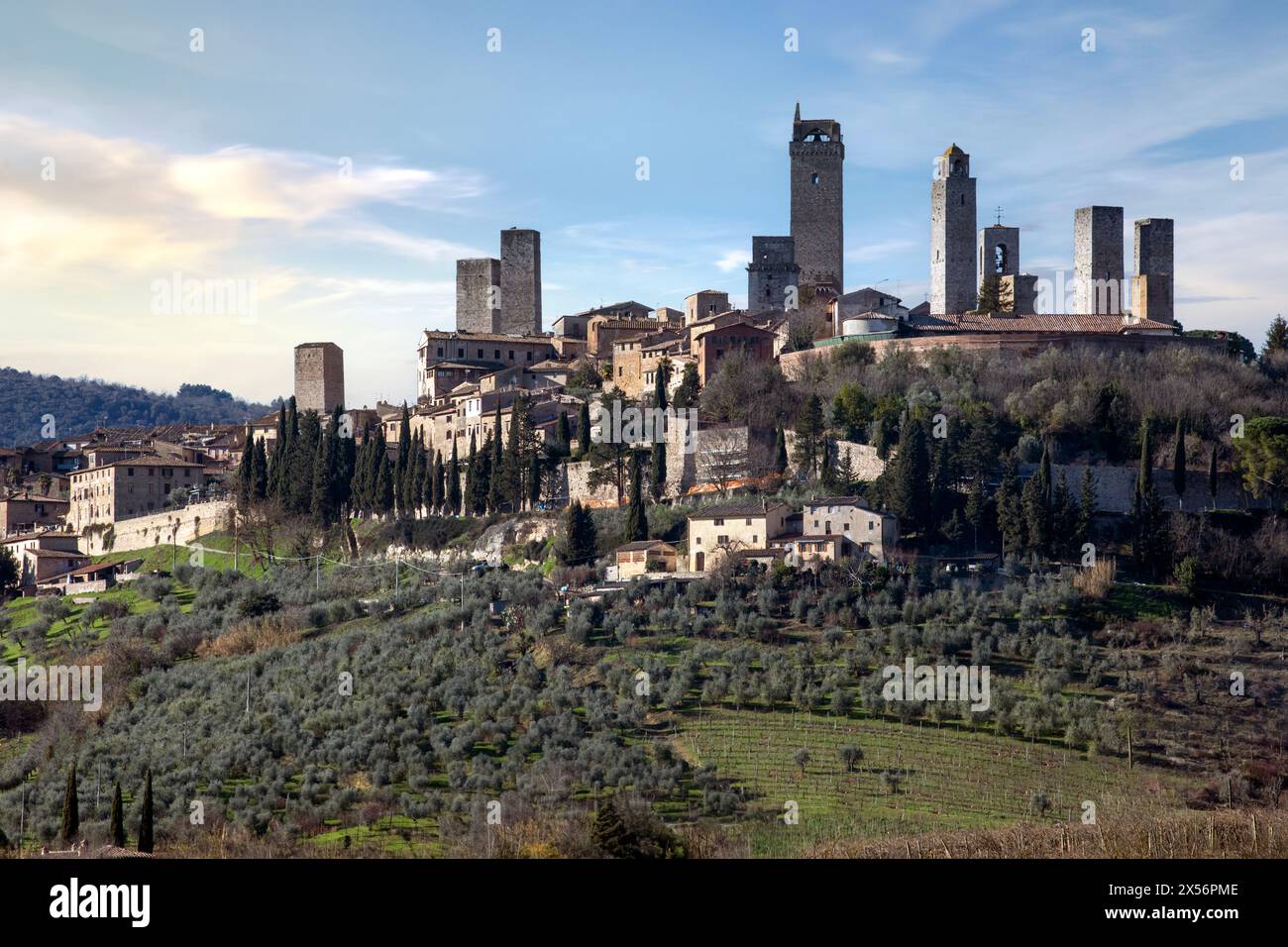 San Gimignano, una cittadina collinare toscana, e lo skyline medievale con le sue torri iconiche. Foto Stock