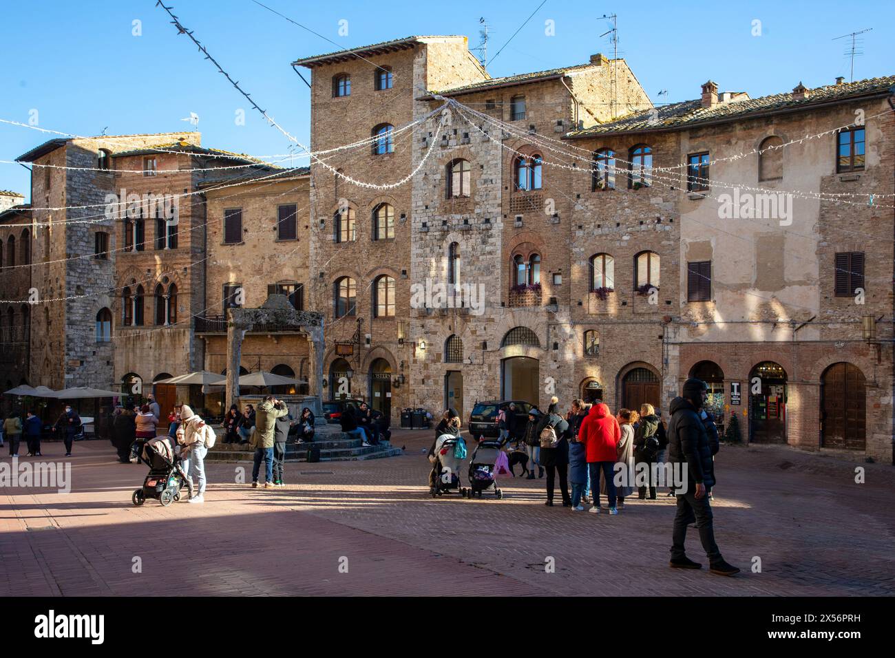 San Gimignano, una cittadina collinare toscana, e lo skyline medievale con le sue torri iconiche. Foto Stock