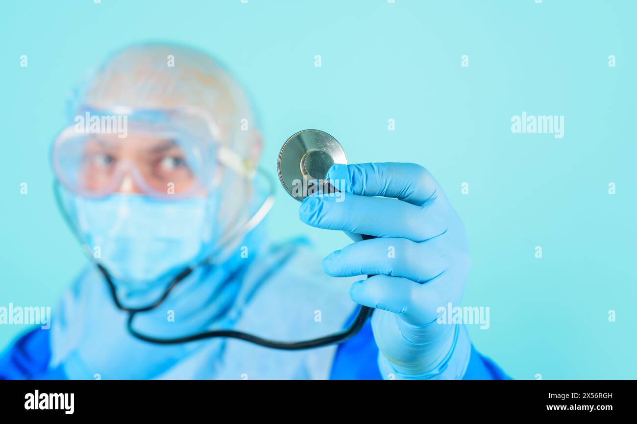 Sanità e medicina. Primo piano della mano del medico in un guanto blu con stetoscopio. Messa a fuoco selettiva. Pubblicità per ospedale o clinica. Medico di sesso maschile Foto Stock