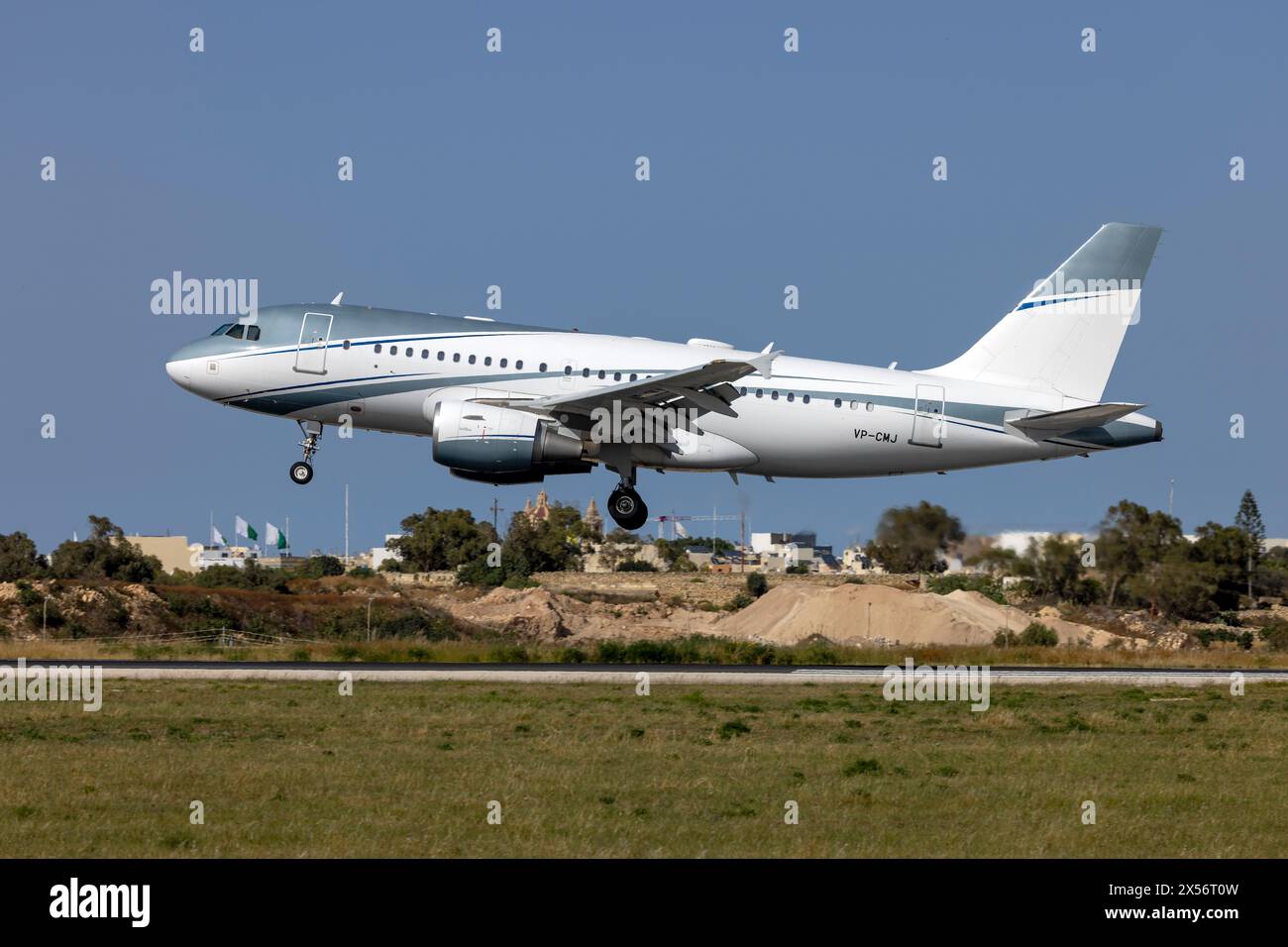 Un Airbus privato A319-111 (REG: VP-CMJ) sulla pista di finale 31. Foto Stock