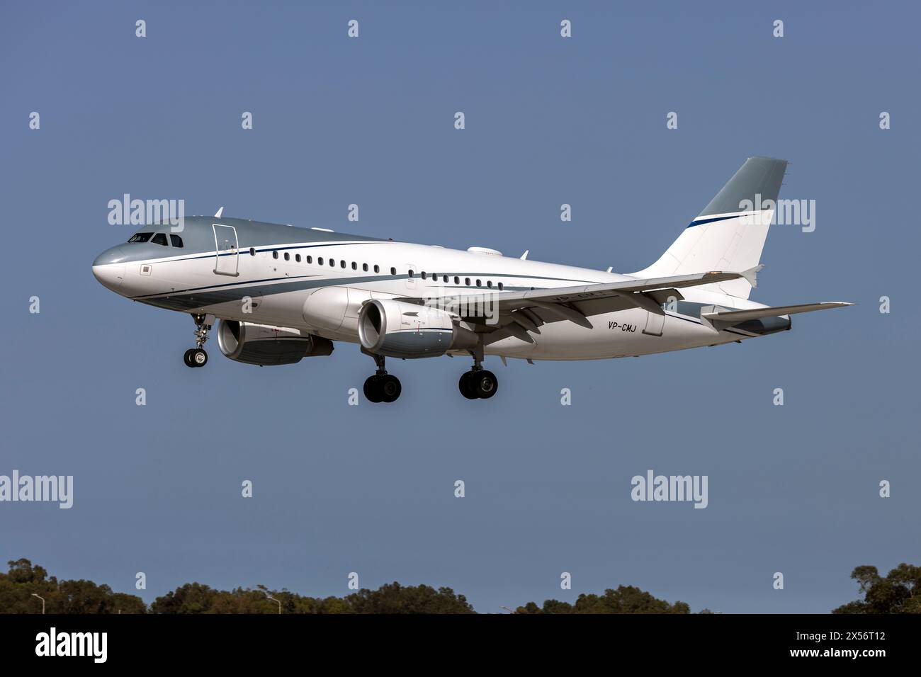 Un Airbus privato A319-111 (REG: VP-CMJ) sulla pista di finale 31. Foto Stock