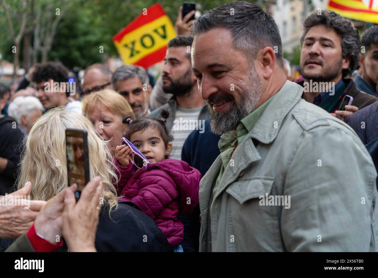 Barcellona - 07/05/2024, Vox tiene una manifestazione nel quartiere operaio di 'Nou Barris' tra forti proteste da parte di movimenti antifascisti. Alla fine dell'evento, i simpatizzanti Vox si confrontarono con gli antifascisti, che risposero lanciando bottiglie. VOX realiza un mitin en el barrio obrero de 'Nou Barris' en medio de fuertes protestas de movimientos antifascistas. Al final del acto, simpatizantes de Vox se enfrentaron con los antifascistas, quienes respondieron lanzando botellas. Nella foto: santiago abascal News Politics - Barcellona, Spagna martedì 7 maggio 2024 (foto di Eric Renom/LaPresse) Foto Stock