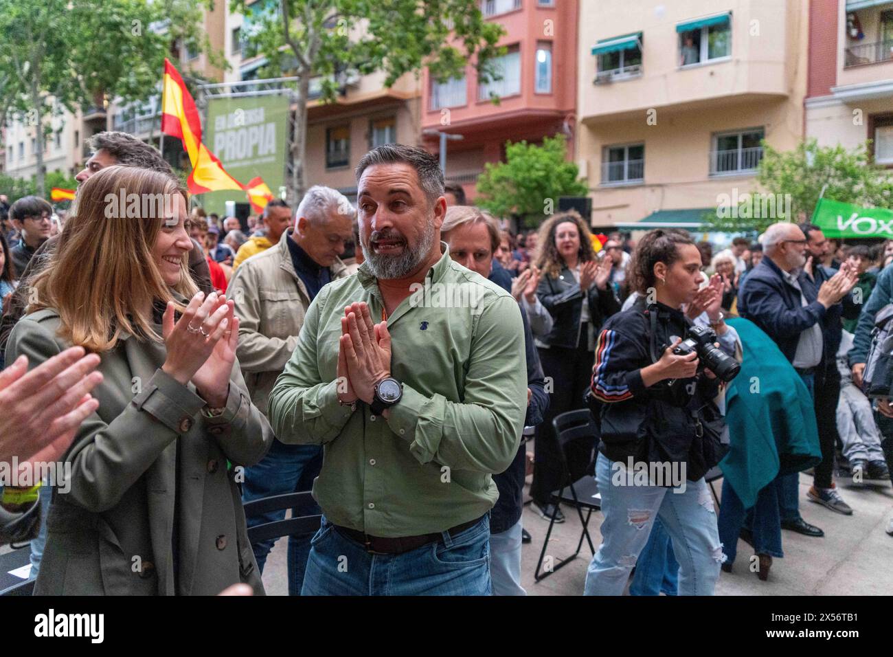 Barcellona - 07/05/2024, Vox tiene una manifestazione nel quartiere operaio di 'Nou Barris' tra forti proteste da parte di movimenti antifascisti. Alla fine dell'evento, i simpatizzanti Vox si confrontarono con gli antifascisti, che risposero lanciando bottiglie. VOX realiza un mitin en el barrio obrero de 'Nou Barris' en medio de fuertes protestas de movimientos antifascistas. Al final del acto, simpatizantes de Vox se enfrentaron con los antifascistas, quienes respondieron lanzando botellas. Nella foto: santiago abascal News Politics - Barcellona, Spagna martedì 7 maggio 2024 (foto di Eric Renom/LaPresse) Foto Stock